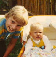 Der junge Herr in blau-gelb ist mein Onkel.